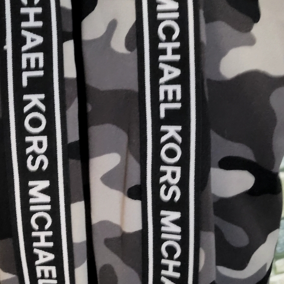 Michael kors size Large joggers in like new condition - Picture 2 of 6